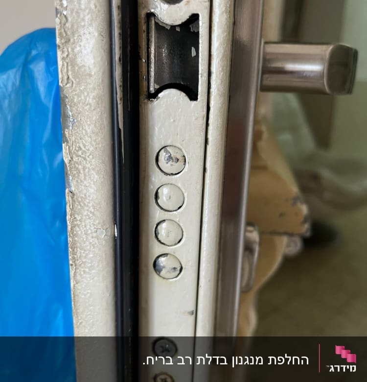 מנעול דלת עם בריחים וברגים חשופים